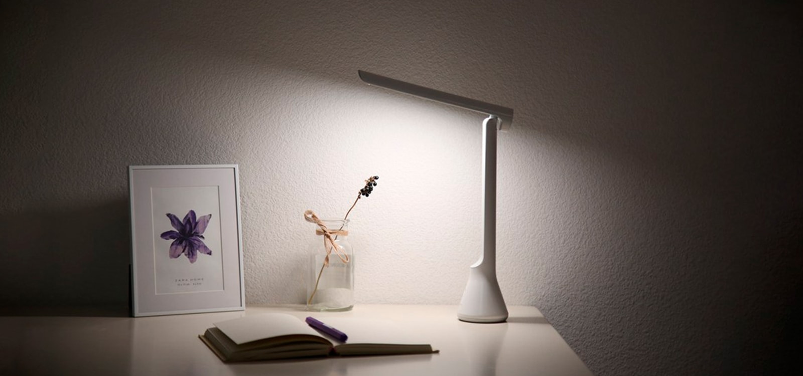 Складная настольная лампа с аккумулятором Yeelight USB Folding Charging Table Lamp YLTD11YL белого цвета