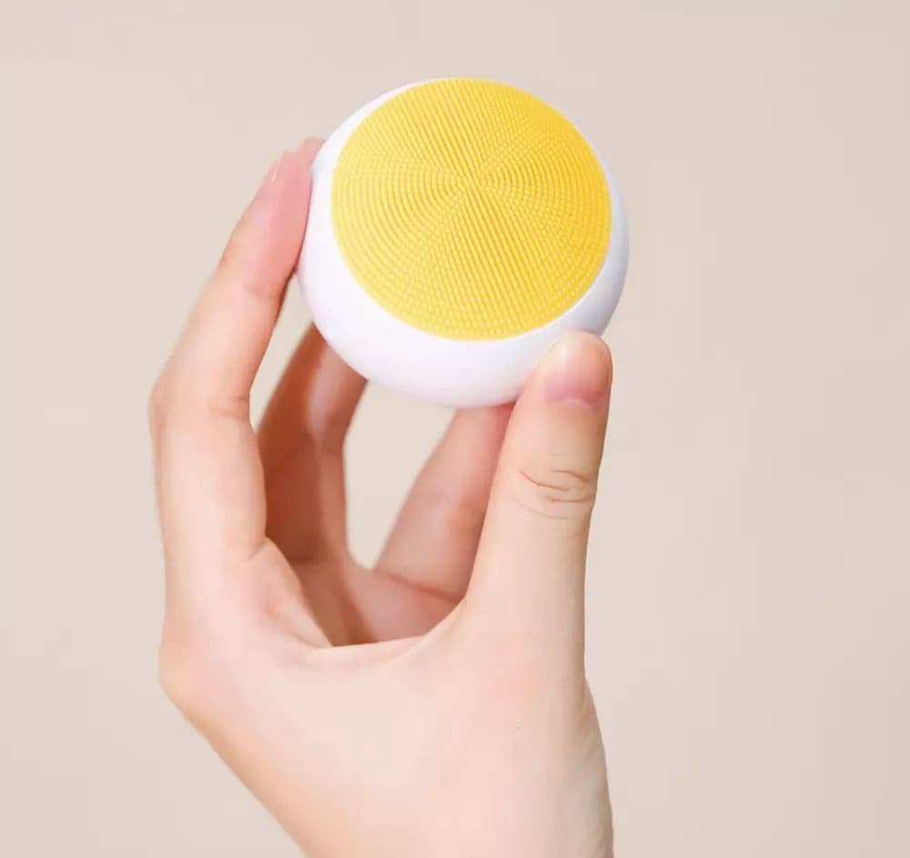Щетка массажная для умывания Xiaomi DOCO Ultra Soft Sonic Cleansing Device желтого цвета