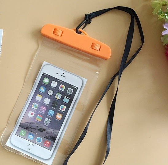 Водонепроницаемый чехол для телефона оранжевого цвета - фото